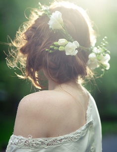 Peinados para novias con flores silvestres  corona de flores frescas