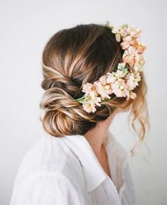 Peinados para novias con flores silvestres 6