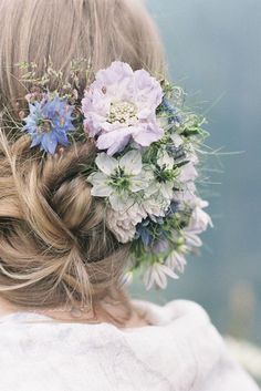 Peinados para novias con flores silvestres corona de flores frescas